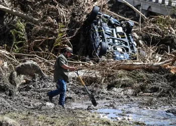 Consejeros salvan a casi 400 niños en campamento de inundación
