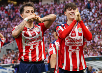 Chivas remonta con garra y vence a San Luis en duelo polémico