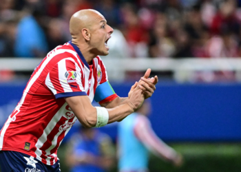 Piden castigo ejemplar a Chicharito