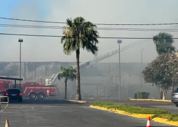 Fuego consume tienda Johnny’s True Value en Harlingen