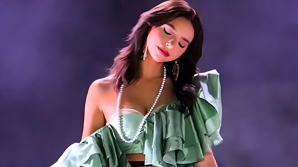 Ángela Aguilar genera polémica por donación a migrantes en EU