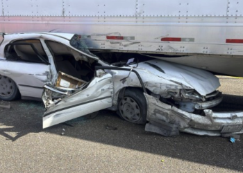 Queda auto debajo de trailer en Rancho Viejo