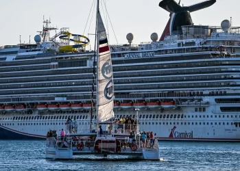 Muere hombre de Texas en crucero; FBI abre investigación