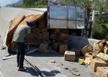Vuelca tráiler con 20 toneladas de plátano en Monterrey