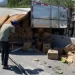 Vuelca tráiler con 20 toneladas de plátano en Monterrey