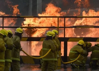 Seis bomberos heridos tras colapso en incendio en Nueva Jersey