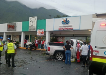 Camioneta fuera de control causa caos en plaza comercial de Monterrey