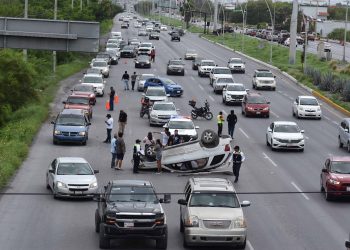 Vuelca camioneta por falla mecánica en libramiento Monterrey-Reynosa