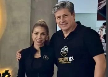 Empresario y escoltas golpean a instructor de pádel