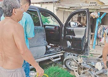 Joven ebrio choca contra casa e intenta huir