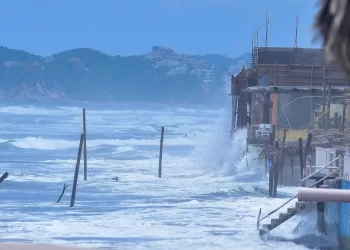 Flossie se fortalece frente al Pacífico mexicano