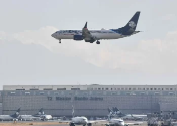 Estados Unidos acusa a México de violar acuerdo bilateral aeroportuario y amenaza con represalias