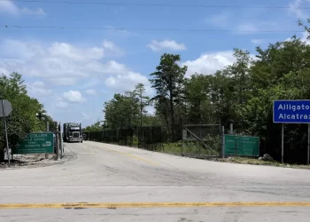 Comienzan deportaciones desde ‘Alligator Alcatraz’ en Florida