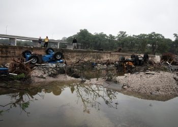 Cuerpos de bomberos del Valle acuden a socorrer inundaciones en Kerrville