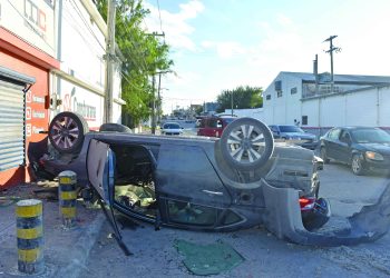 Vuelca auto en la carretera Ribereña