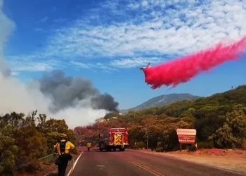 Evacuan prisión en Colorado por rápido avance de incendio forestal