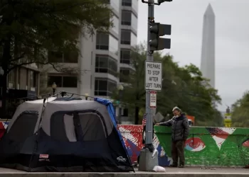 Trump exige la reubicación de personas sin hogar en D.C.