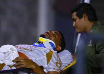 Joaquim Pereira sufre conmoción tras choque con Nahuel Guzmán