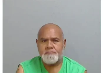 Muere en custodia hombre acusado de abuso infantil