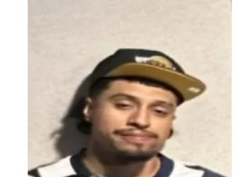 Buscan a hombre armado por robo de arma en Texas