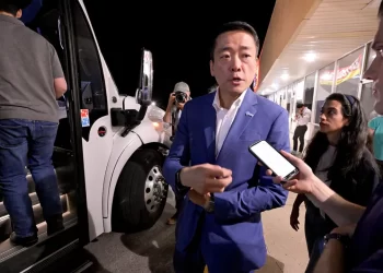 Texas aviva guerra por redistritación: demócratas huyen del estado