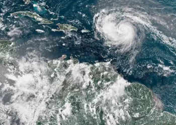 Huracán Erin avanza lentamente hacia la Costa Este de EE. UU.