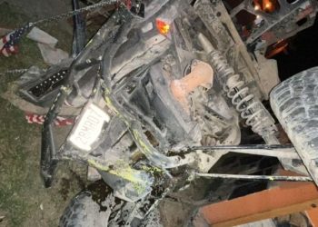 Aparatoso accidente en Santiago, NL: un razor se desbarranca y cae sobre una cabaña