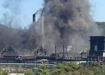 Explosión en planta de acero en Pensilvania deja decenas de heridos y atrapados
