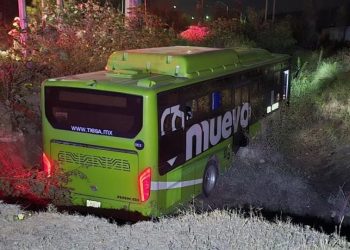 Nuevo León: Camión urbano cae a canal en García; 12 personas resultan lesionadas