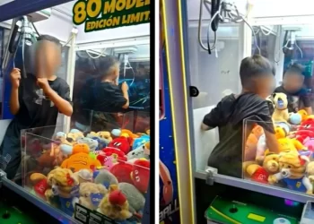 Niño queda atrapado en máquina de peluches