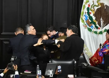Se enfrentan a golpes Alito Moreno y Fernández Noroña en el Senado