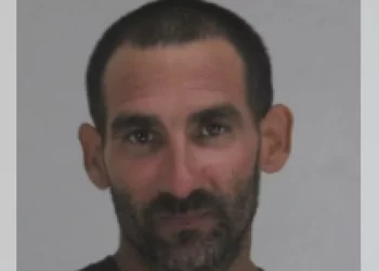 Empleado de motel acusado de decapitar a su jefe en Dallas, Texas