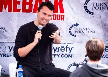 Charlie Kirk pide a mujeres jóvenes priorizar hijos sobre carrera