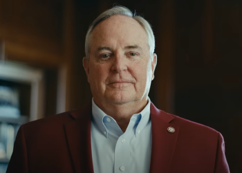 Renuncia el presidente de Texas A&M tras polémica por video viral