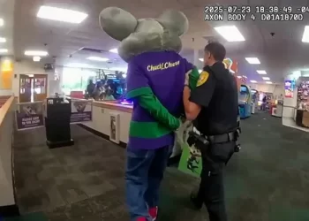 Mascota de Chuck E. Cheese es arrestada durante su turno por presunto fraude con tarjeta de crédito