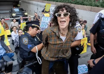 Ciudadanos de EE.UU. demandan millones tras arrestos violentos de ICE