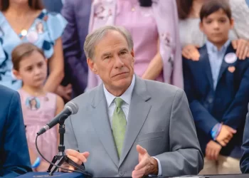 Abbott ordena prohibir THC a menores en Texas