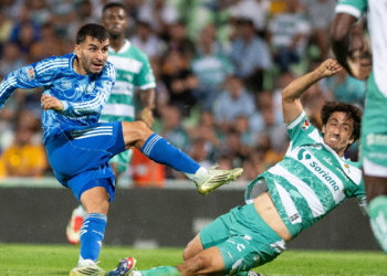 De la mano de Correa, Tigres vence a Santos en Torreón