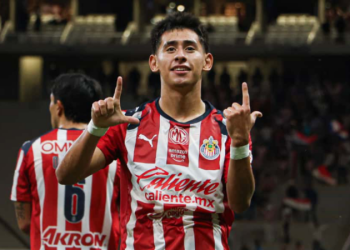 Chivas despierta y vence a Necaxa con goles de cantera