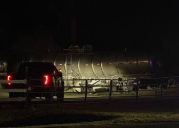 Auto queda atrapado bajo tráiler en La Feria; conductor hospitalizado