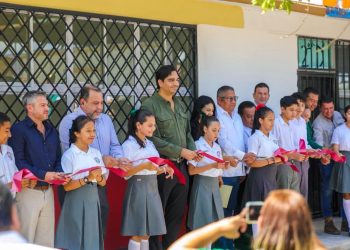 Inaugurara Gobierno de Reynosa junto a Alumnos, Maestros y padres de familia un aula educativa