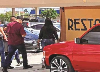 Lo arrestan mientras comía en restaurante