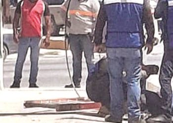 Le cae encima un poste de concreto mientras trabajaba