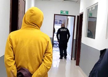 Sorprenden a hondureño como gato en el techo de negocio