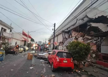 Explosión en negocio de insumos médicos deja lesionados en Monterrey