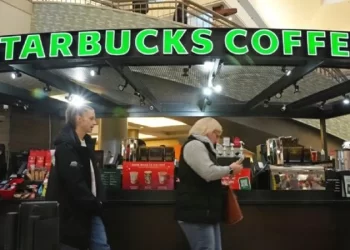 Starbucks anuncia despidos y cierre de tiendas en Norteamérica