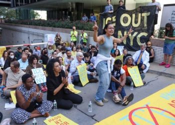 Arrestan a políticos de Nueva York en protesta contra ICE