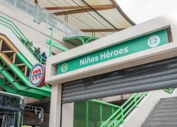 Hombre sobrevive a caída de 15 metros en estación del Metro de Monterrey