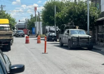 Catean vivienda en Monterrey tras detención de jóvenes por drogas y armas