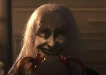 Le cae encima un poste de concreto mientras trabajaba